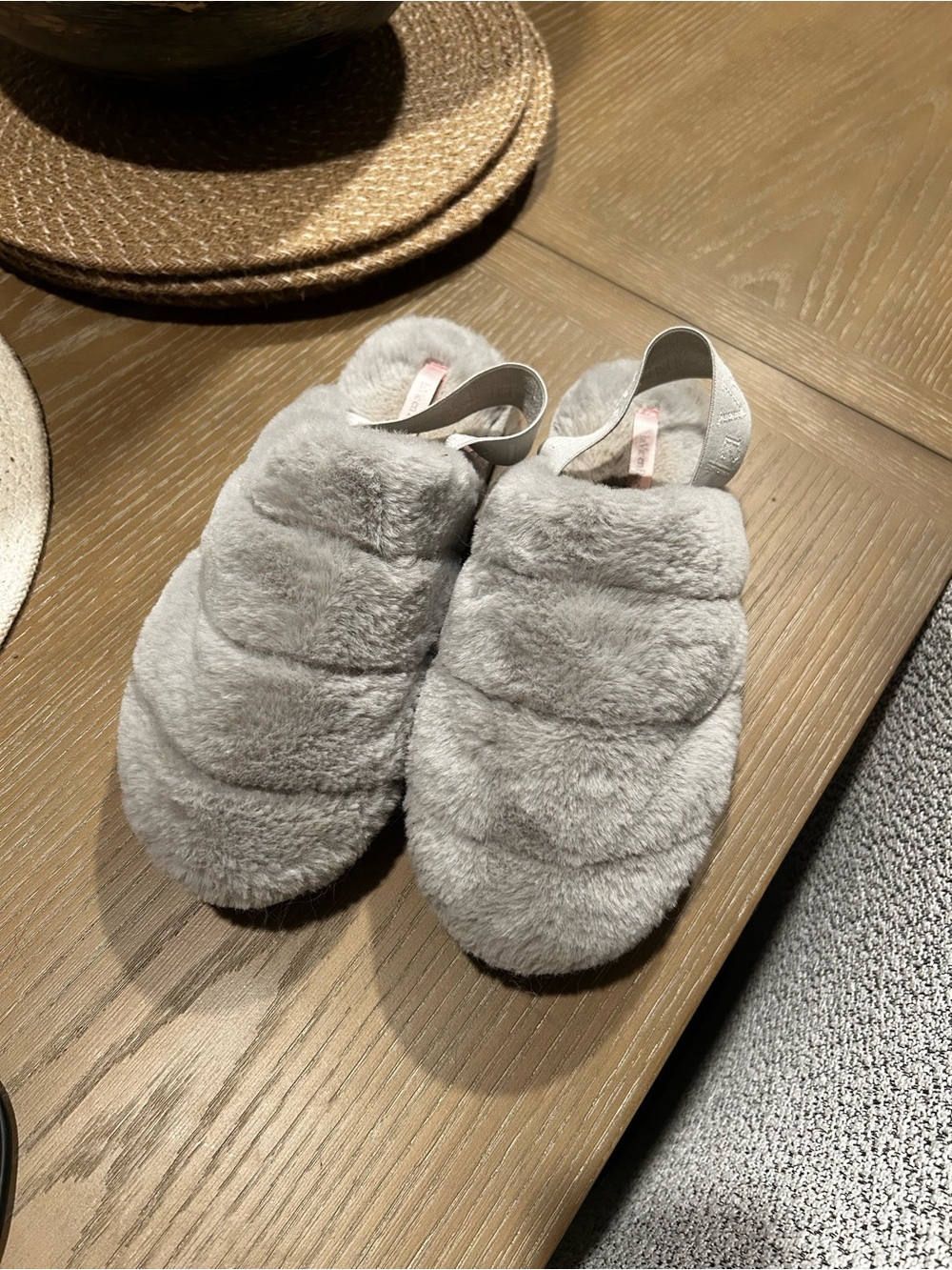 La Vie En Rose Women's Light Gray Plush Slip-On Slippers with Back Strap